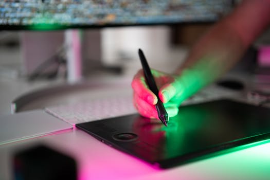 Profissional otimizando conteúdo com palavras de transição.