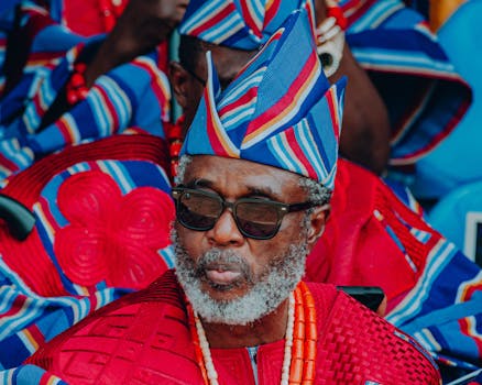 Programadores analisando código em equipe.