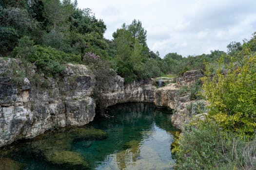 Distribuição de dados e paridade em RAID 5.