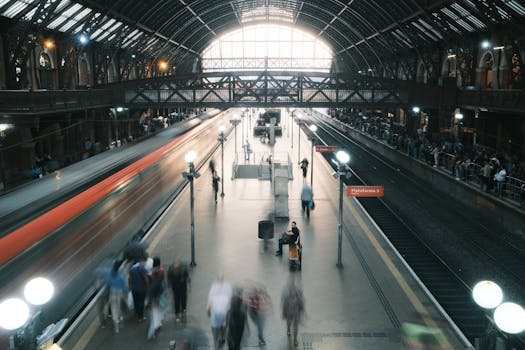 Profissionais de saúde participando de treinamentos digitais.