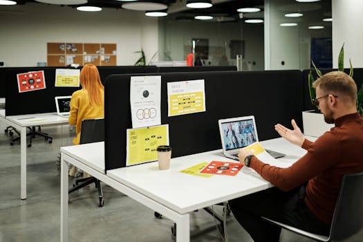 Ambiente de trabalho colaborativo equipado com tecnologia digital.