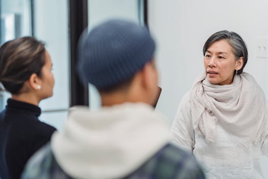 Ambiente de trabalho com profissionais usando Bootstrap.