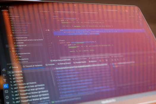 Ambiente de trabalho de um programador com múltiplas telas.